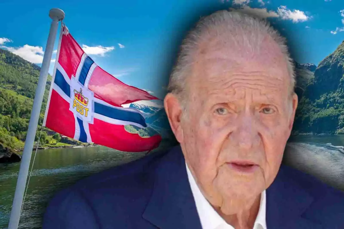 El rey Juan Carlos I con expresión seria aparece en primer plano, al fondo se observa una bandera noruega ondeando junto a un paisaje de montañas y río.