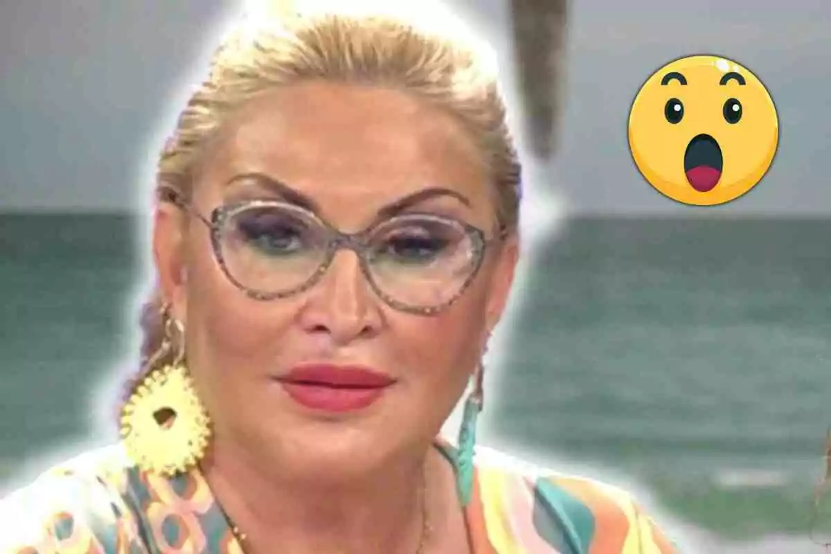 Raquel Mosquera con gafas grandes y labios rojos mirando al frente con un emoji de sorpresa en la esquina superior derecha