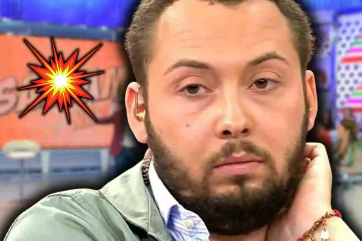 José Antonio Avilés con barba y expresión seria en un set de televisión con un gráfico de explosión a su lado