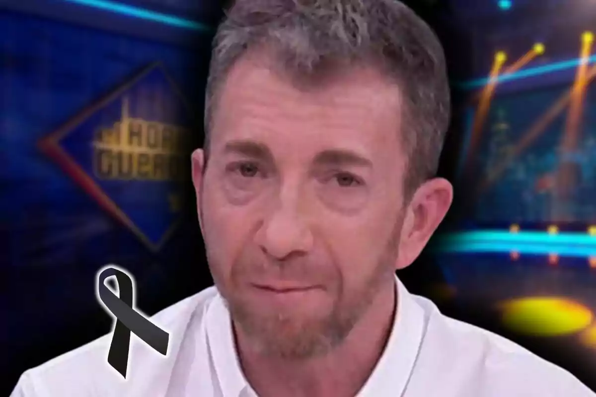 Montaje de fotos de Pablo Motos con expresión seria en un estudio de televisión con un lazo negro en señal de luto en la esquina de la imagen. Montaje de fotos de Pablo Motos con expresión seria en un estudio de televisión con un lazo negro en señal de luto en la esquina de la imagen.