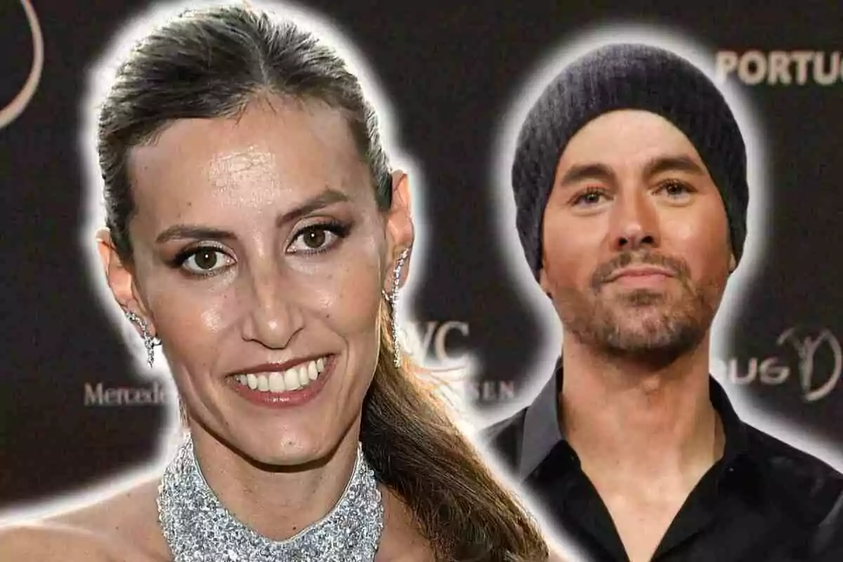 Ana Boyer amb vestit platejat i Enrique Iglesias amb gorra fosca posen davant d’un fons fosc en un esdeveniment.