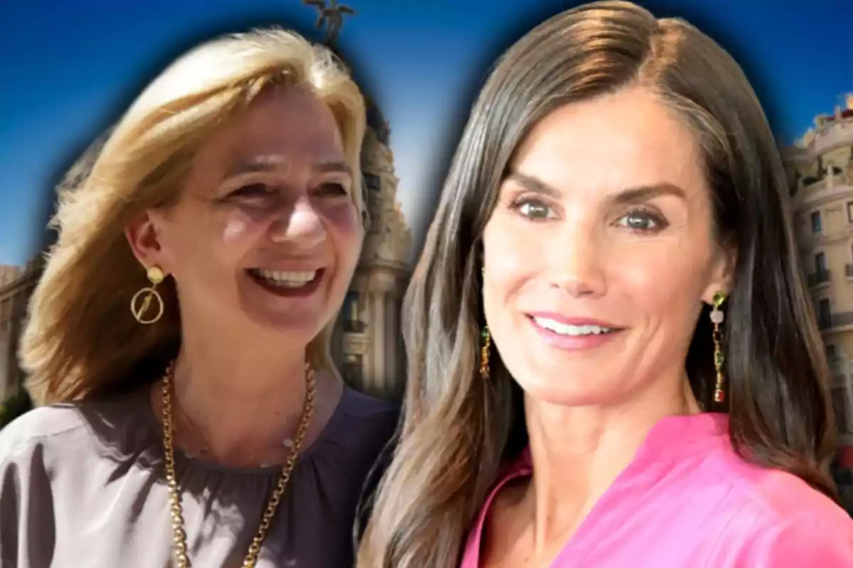 La infanta Cristina i la reina Letícia somrients posen davant d’un fons urbà amb cel blau