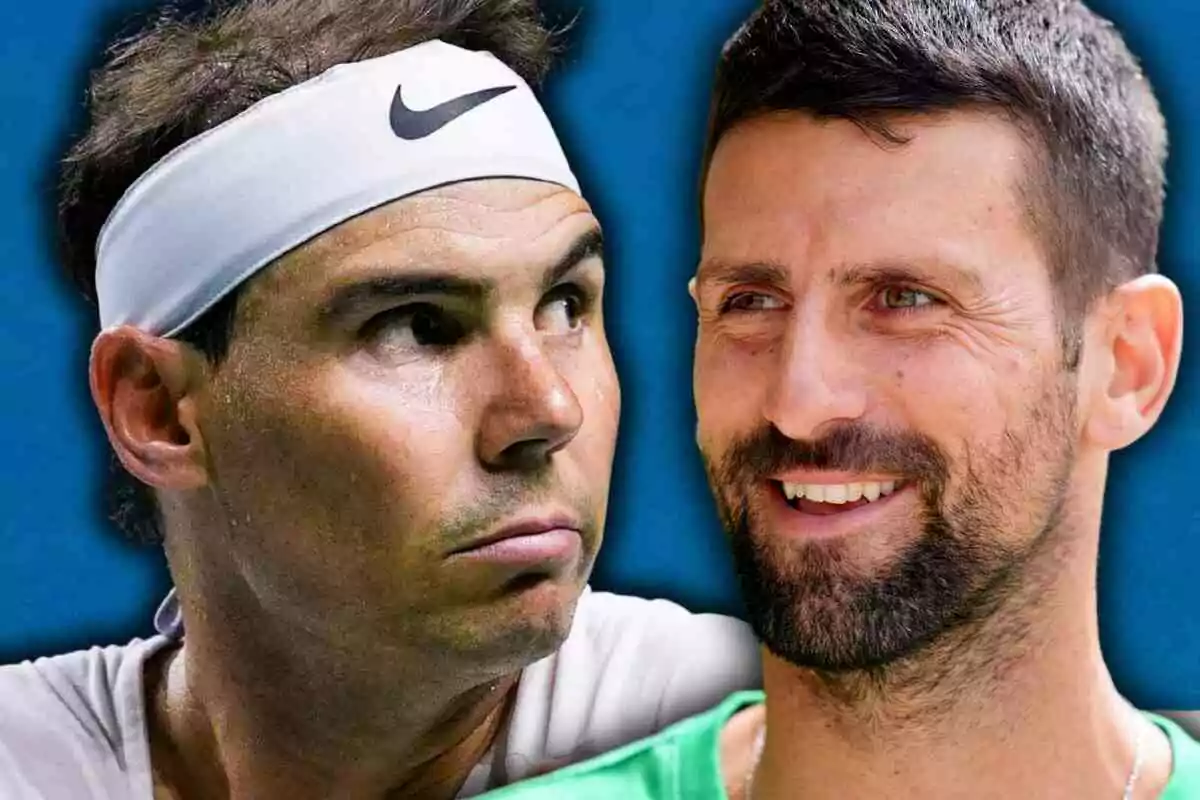 Rafa Nadal amb cinta blanca al cap i Novak Djokovic amb barba i cabell curt sobre un fons blau.