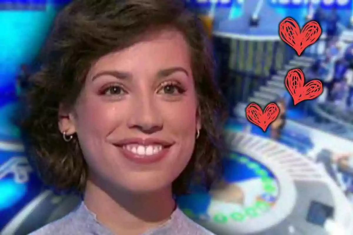 Rosa de cabell curt i arrissat somrient davant d’un fons de 'Pasapalabra' amb tres cors vermells dibuixats a la dreta