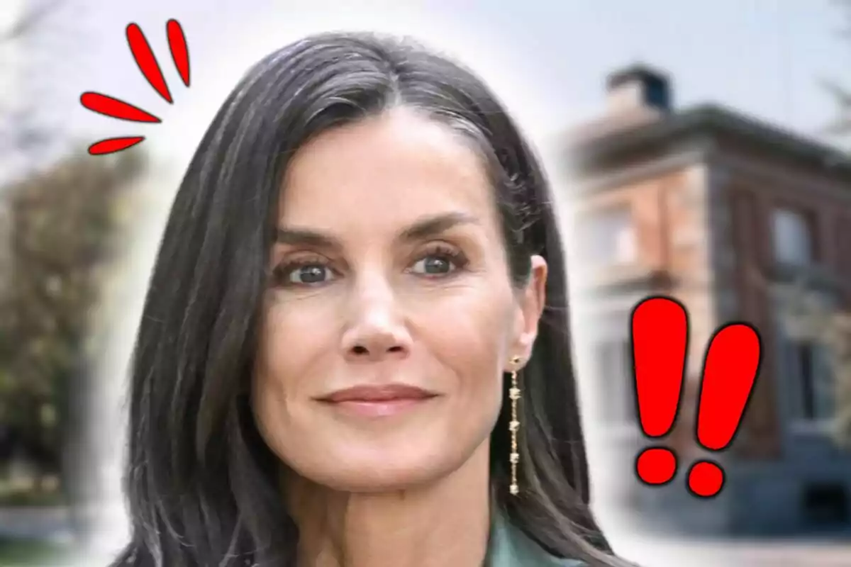 Muntatge de fotos de primer pla de la reina Letícia amb expressió seriosa davant d’un edifici desenfocat, que és el palau de la Zarzuela, amb signes d’exclamació i línies vermelles decoratives.