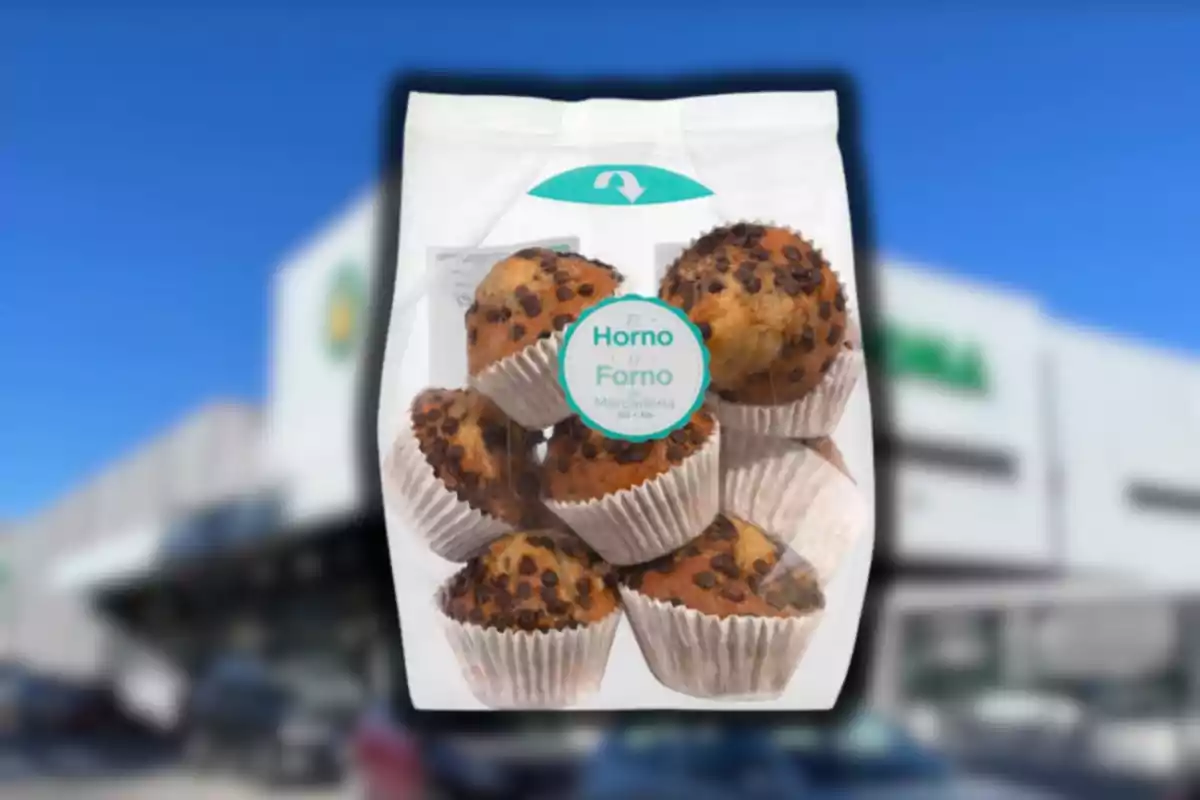 Bossa de magdalenes amb xips de xocolata en un embolcall transparent davant d’un supermercat desenfocat Bossa de magdalenes amb xips de xocolata en un embolcall transparent davant d’un supermercat desenfocat