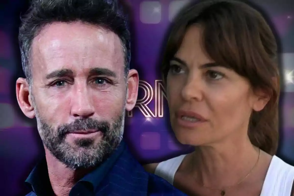 Álvaro Muñoz Escassi junto a María José Suárez con expresión seria sobre un fondo desenfocado púrpura