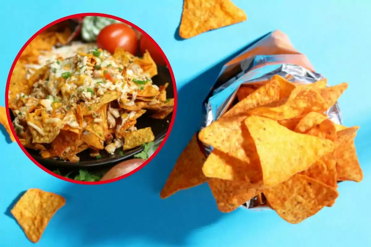 Bolsa de totopos de maíz sobre fondo azul con un círculo que muestra nachos preparados con queso, carne y verduras Bolsa de totopos de maíz sobre fondo azul con un círculo que muestra nachos preparados con queso, carne y verduras