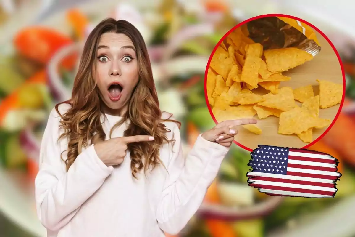 Mujer sorprendida señalando hacia un círculo con totopos y una bandera de Estados Unidos sobre un fondo borroso de ensalada.