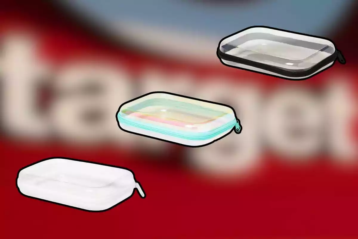 Tres estuches transparentes con cierre sobre un fondo desenfocado rojo y blanco Tres estuches transparentes con cierre sobre un fondo desenfocado rojo y blanco