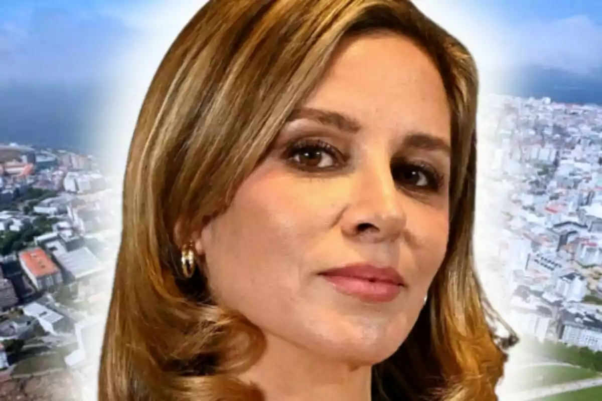 Primer plano de Alejandra Silva con expresión seria y, de fondo, una ciudad desenfocada de Galicia.