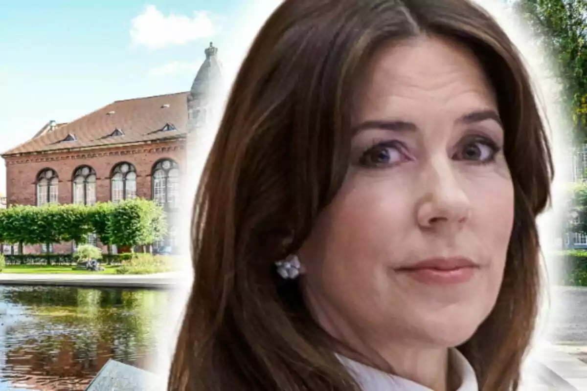 Mary de Dinamarca amb expressió seriosa en primer pla i edifici antic de maó amb finestres grans al fons, al costat d’un estany i arbres retallats.