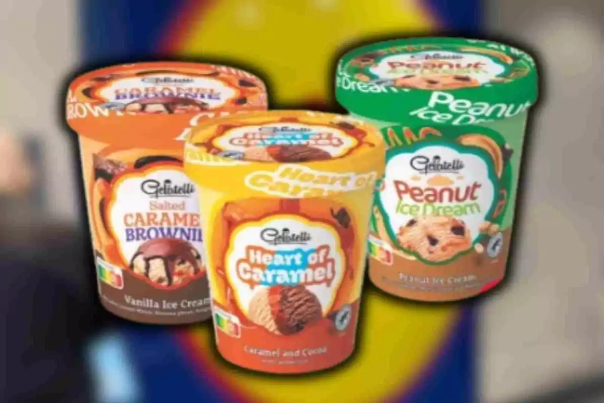Tres envasos de gelat de diferents sabors i colors de la marca Gelatelli sobre un fons desenfocat. Tres envasos de gelat de diferents sabors i colors de la marca Gelatelli sobre un fons desenfocat.