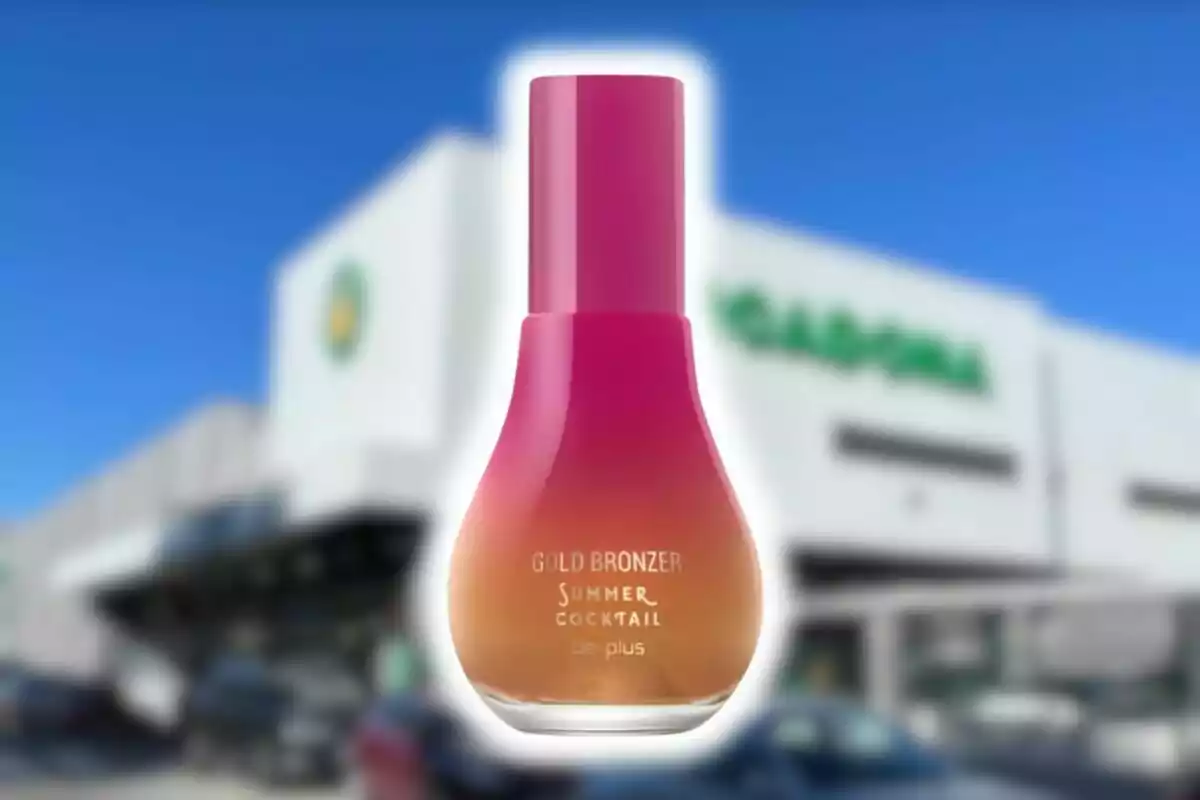 Un pot de bronzejador de Mercadona en tons degradats rosa i daurat és en primer pla amb un supermercat desenfocat al fons sota un cel blau. Un pot de bronzejador de Mercadona en tons degradats rosa i daurat és en primer pla amb un supermercat desenfocat al fons sota un cel blau.