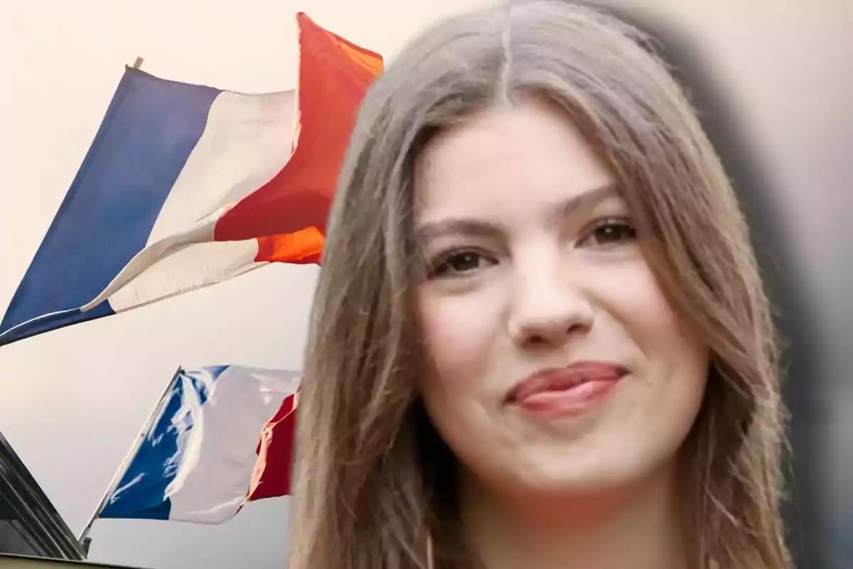 Primer pla de la infanta Sofia somrient amb banderes de França onejant al fons.