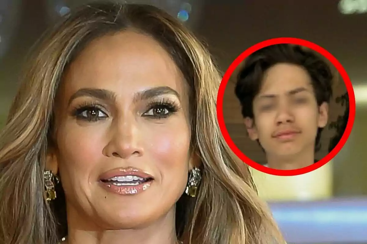 Jennifer López en primer plano con maquillaje elegante y aretes dorados con un recuadro rojo que muestra el rostro de un joven con el rostro desenfocado, que es su hijo Max.