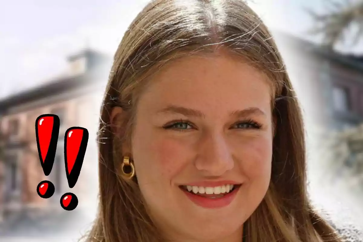 Close-up of a smiling Leonor de Borbón with blonde hair and gold earrings in front of a blurred background and two red exclamation marks drawn on the left.