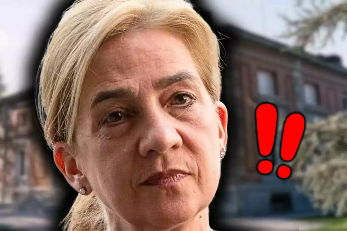 La infanta Cristina con expresión seria en primer plano con dos signos de exclamación rojos al fondo.