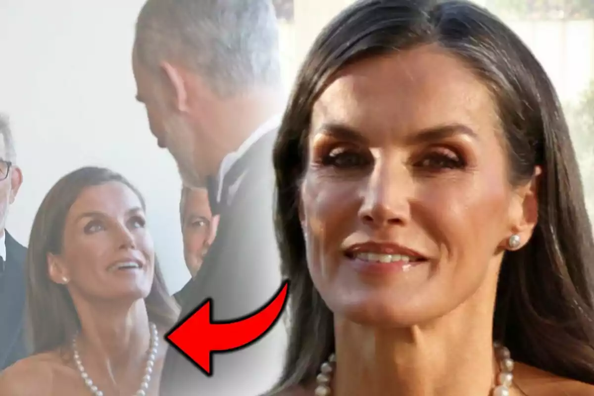 Muntatge de fotos de la reina Letícia Ortiz amb un collaret de perles i vestit elegant, en primer pla i al fons mirant un home amb barba, que és Felip VI, acompanyada d’una fletxa vermella assenyalant l’escena.