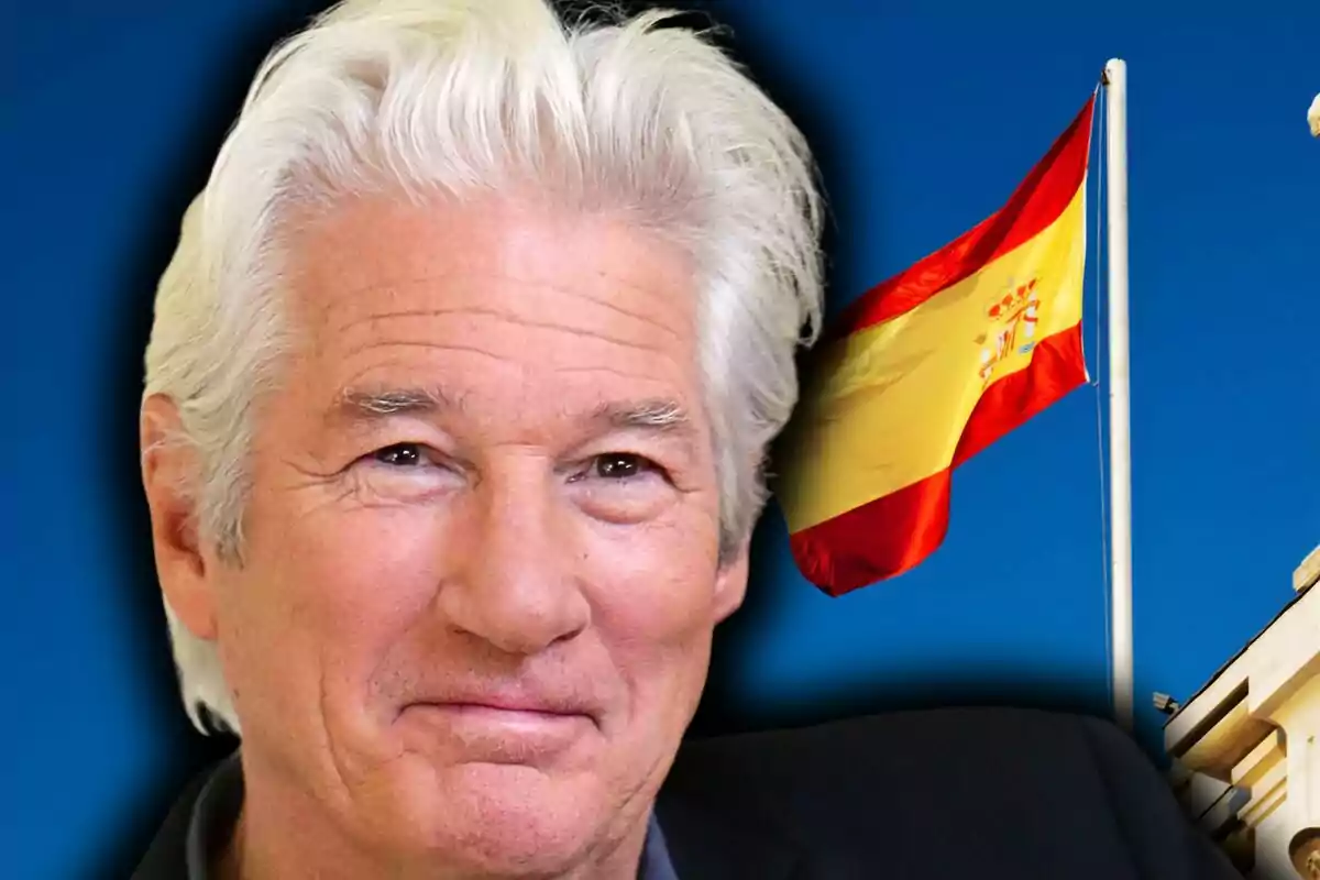 Richard Gere somrient en primer pla amb una bandera d’Espanya onejant al fons sobre un cel blau. Richard Gere somrient en primer pla amb una bandera d’Espanya onejant al fons sobre un cel blau.