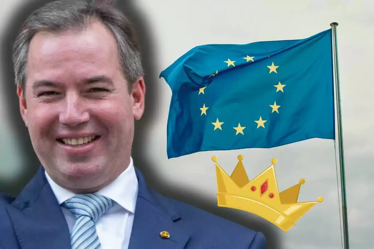 Guillerm de Luxemburg somrient amb vestit davant d’una bandera de la Unió Europea i una corona daurada dibuixada
