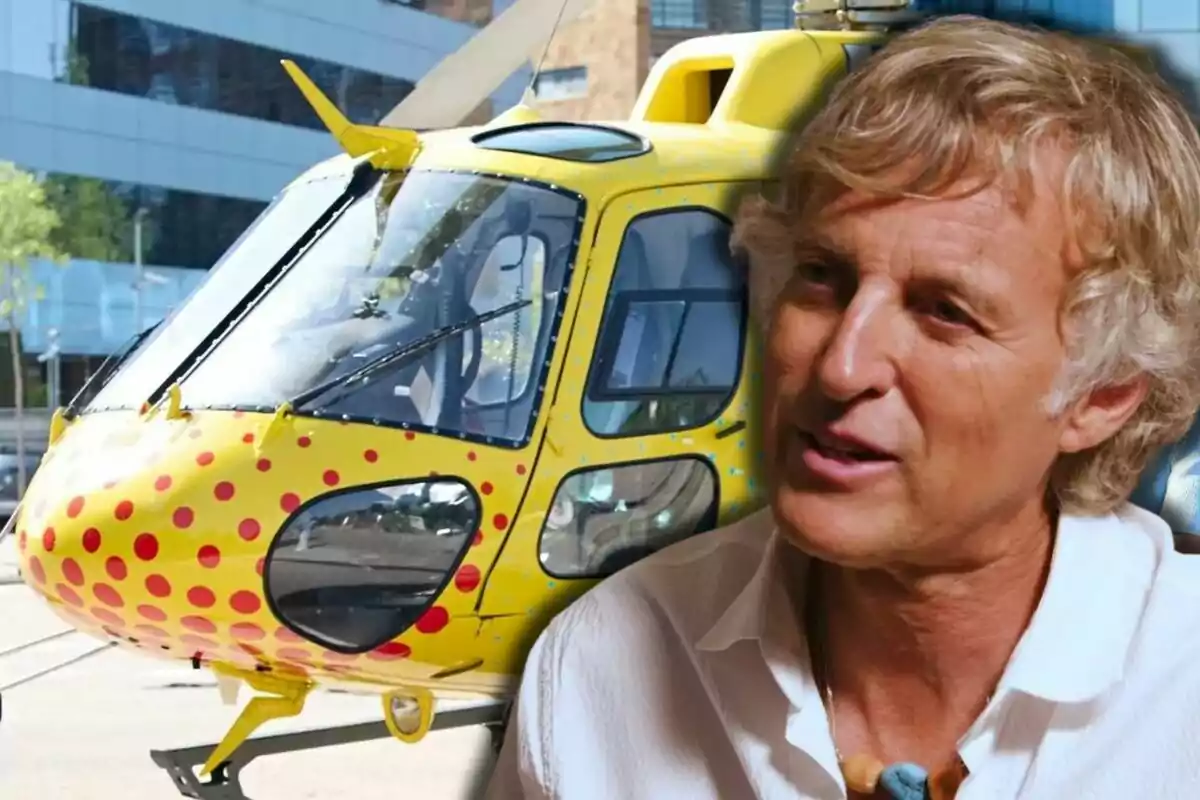 Jesús Calleja con camisa blanca al frente de un helicóptero amarillo decorado con puntos rojos