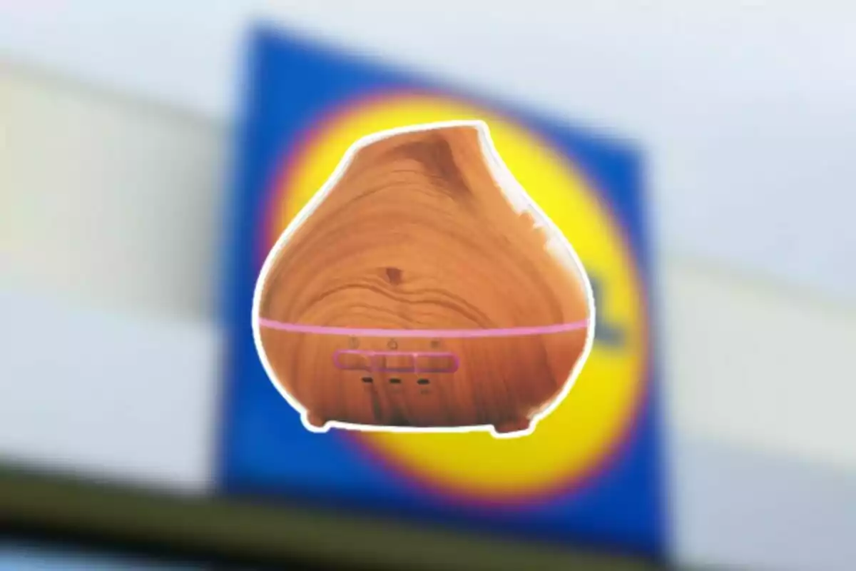 Difusor d’aroma de fusta amb un fons desenfocat d’un rètol de supermercat Difusor d’aroma de fusta amb un fons desenfocat d’un rètol de supermercat