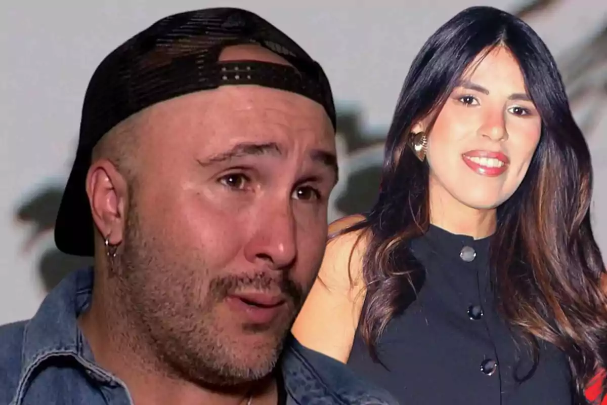 Kiko Rivera con gorra hacia atrás y expresión seria aparece en primer plano mientras Isa Pantoja de cabello largo y oscuro sonríe en el fondo Kiko Rivera con gorra hacia atrás y expresión seria aparece en primer plano mientras Isa Pantoja de cabello largo y oscuro sonríe en el fondo