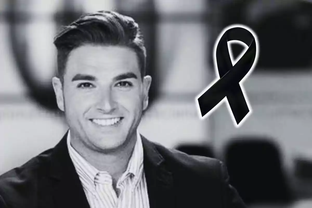 Hombre joven sonriente en blanco y negro con un moño negro de luto en la esquina superior derecha