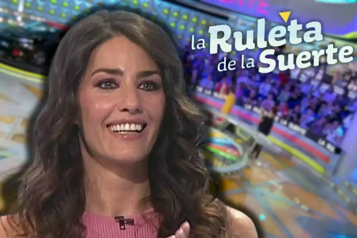 Laura Moure somrient en primer pla amb el fons del plató del programa La Ruleta de la Suerte i públic al fons