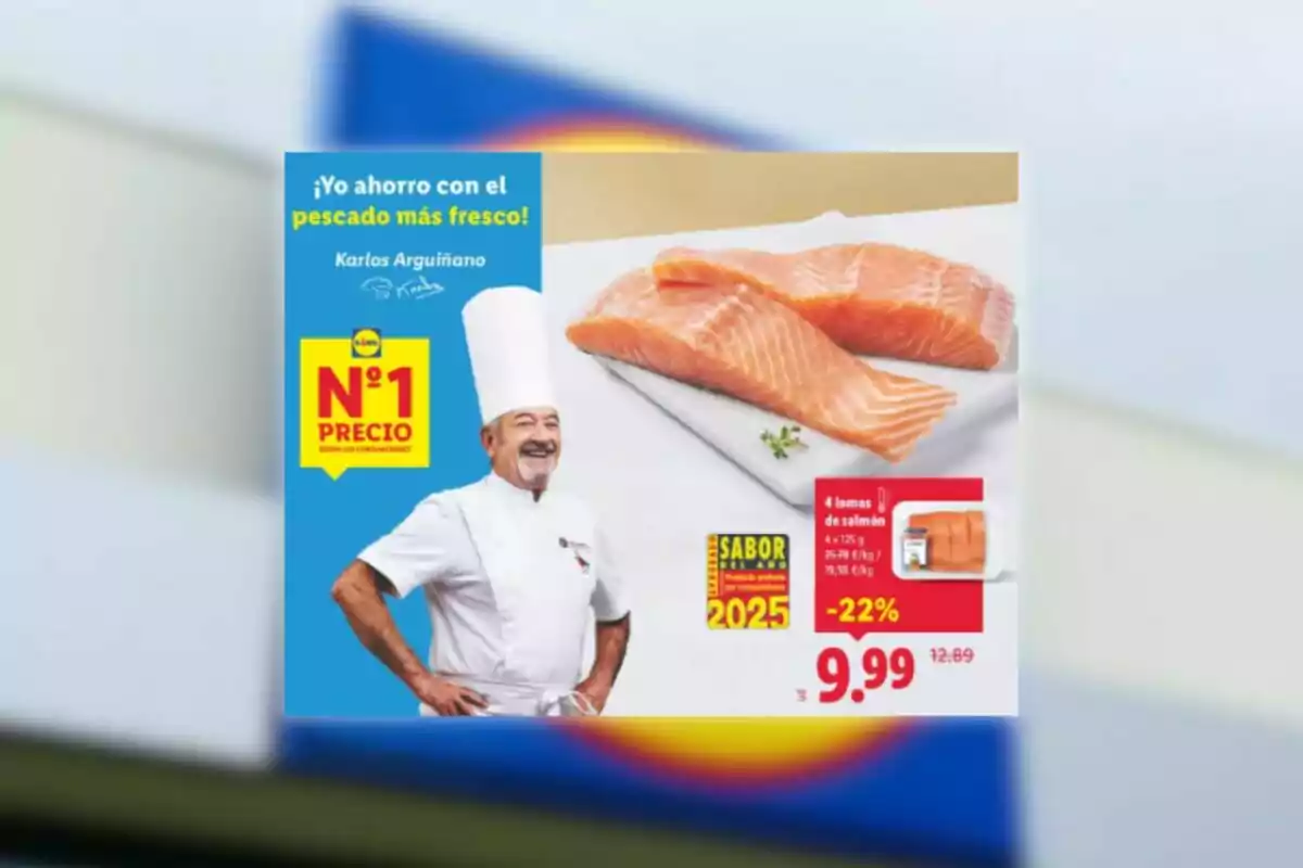Publicidad de supermercado Lidl con un chef sonriente, filetes de salmón fresco en una bandeja y una oferta destacada de 4 lomos de salmón a 9,99 euros Publicidad de supermercado Lidl con un chef sonriente, filetes de salmón fresco en una bandeja y una oferta destacada de 4 lomos de salmón a 9,99 euros