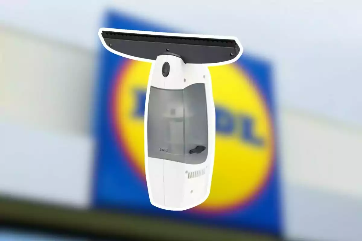 Limpiacristales eléctrico de color blanco y negro con depósito transparente frente a un cartel borroso de la tienda Lidl Limpiacristales eléctrico de color blanco y negro con depósito transparente frente a un cartel borroso de la tienda Lidl