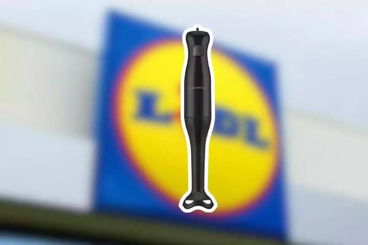 Batidora de mano negra sobre un fondo desenfocado con el logo de Lidl Batidora de mano negra sobre un fondo desenfocado con el logo de Lidl