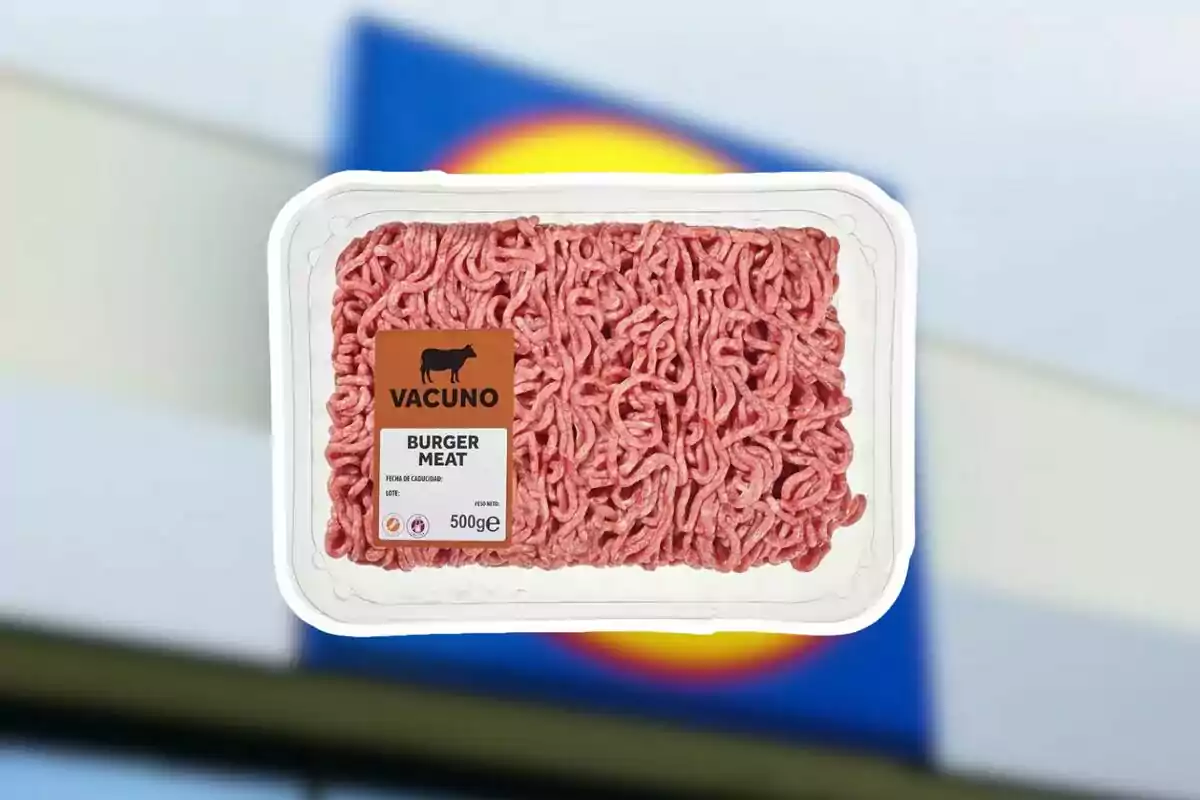 Safata de carn picada de vedella etiquetada com a burger meat sobre un fons desenfocat d’un supermercat Safata de carn picada de vedella etiquetada com a burger meat sobre un fons desenfocat d’un supermercat