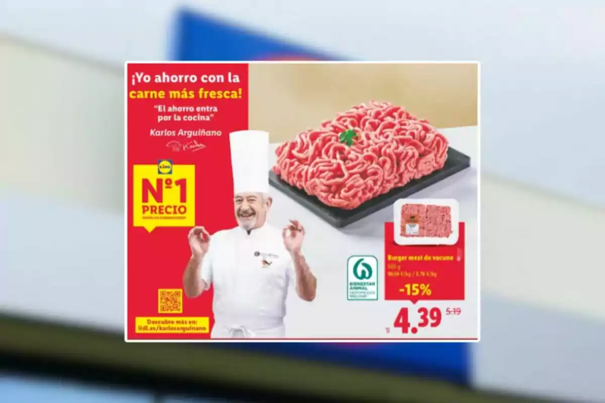 Publicitat de carn picada de vedella en una safata negra amb un xef somrient vestit de blanc i fons vermell, destacant un descompte del 15% i el preu de 4,39 euros, al costat del logotip de benestar animal i l’eslògan d’estalvi en la compra. Publicitat de carn picada de vedella en una safata negra amb un xef somrient vestit de blanc i fons vermell, destacant un descompte del 15% i el preu de 4,39 euros, al costat del logotip de benestar animal i l’eslògan d’estalvi en la compra.