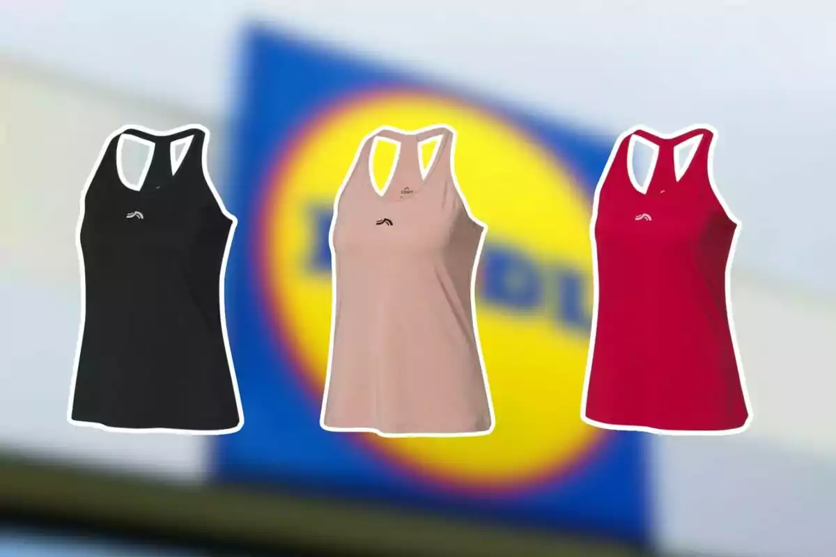 Tres samarretes esportives de tirants en color negre, beix i vermell sobre un fons desenfocat amb el logotip d’una botiga. Tres samarretes esportives de tirants en color negre, beix i vermell sobre un fons desenfocat amb el logotip d’una botiga.