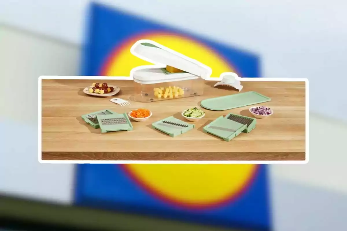 Tallador de verdures multifunció amb diversos accessoris i aliments picats sobre una taula de fusta Tallador de verdures multifunció amb diversos accessoris i aliments picats sobre una taula de fusta