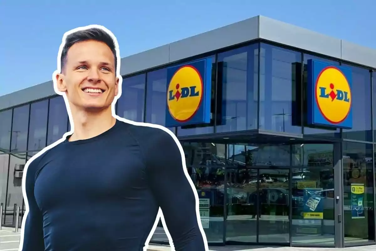 Home jove somrient amb samarreta esportiva fosca davant d’una botiga Lidl moderna amb façana de vidre
