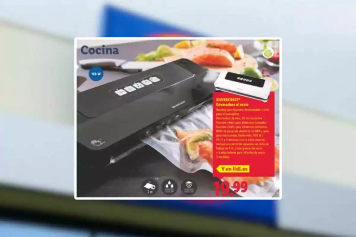 En la imagen se muestra una envasadora al vacío de la marca Silvercrest sobre una mesa de cocina junto a alimentos frescos y un precio destacado de 19.99 euros En la imagen se muestra una envasadora al vacío de la marca Silvercrest sobre una mesa de cocina junto a alimentos frescos y un precio destacado de 19.99 euros