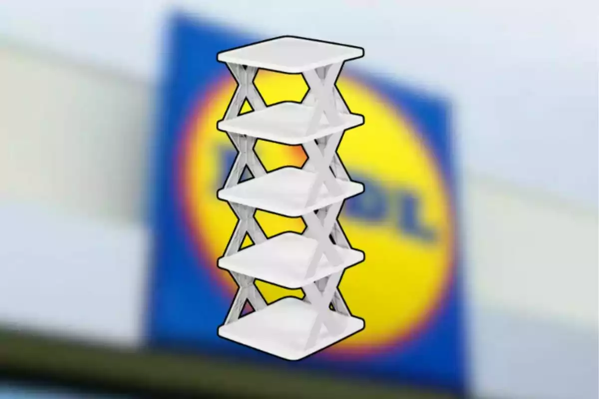 Estante blanco de cinco niveles con fondo desenfocado de un letrero de tienda Estante blanco de cinco niveles con fondo desenfocado de un letrero de tienda