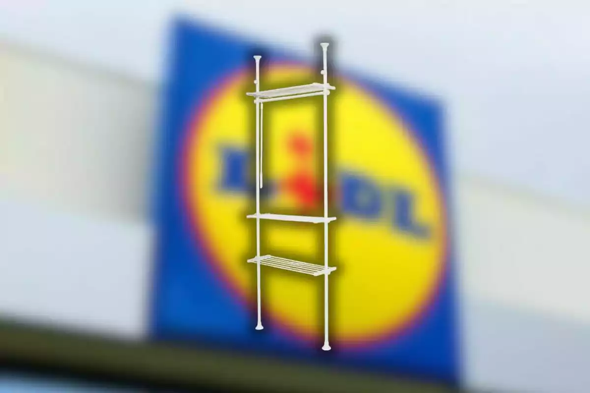 Estant metàl·lic blanc amb el fons desenfocat d’un rètol de supermercat Estant metàl·lic blanc amb el fons desenfocat d’un rètol de supermercat