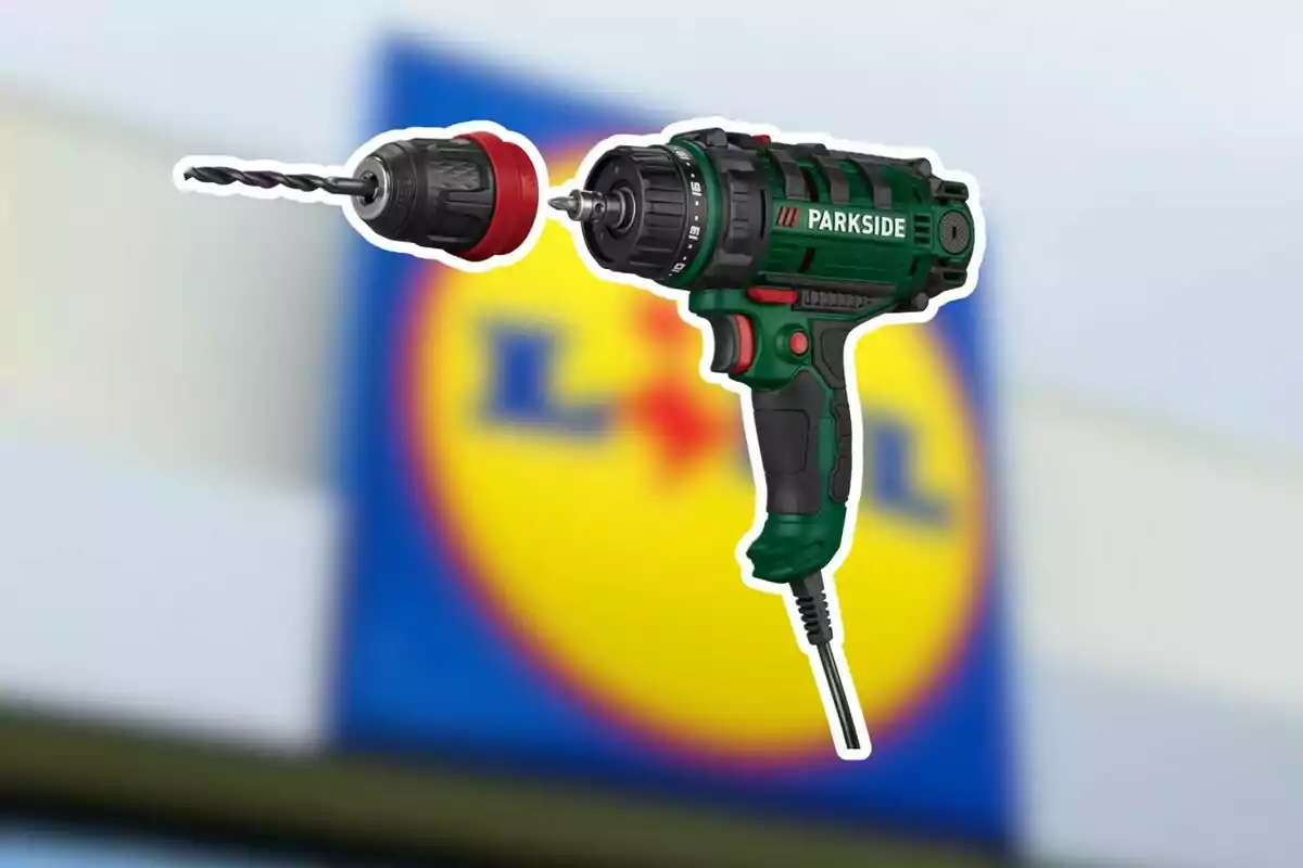 Taladro eléctrico Parkside con broca y fondo desenfocado de un letrero de supermercado