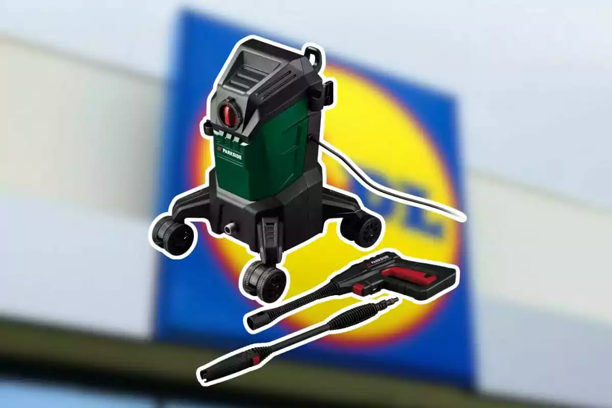 Hidronetejadora Parkside amb accessoris sobre un fons desenfocat d’una botiga Lidl Hidronetejadora Parkside amb accessoris sobre un fons desenfocat d’una botiga Lidl