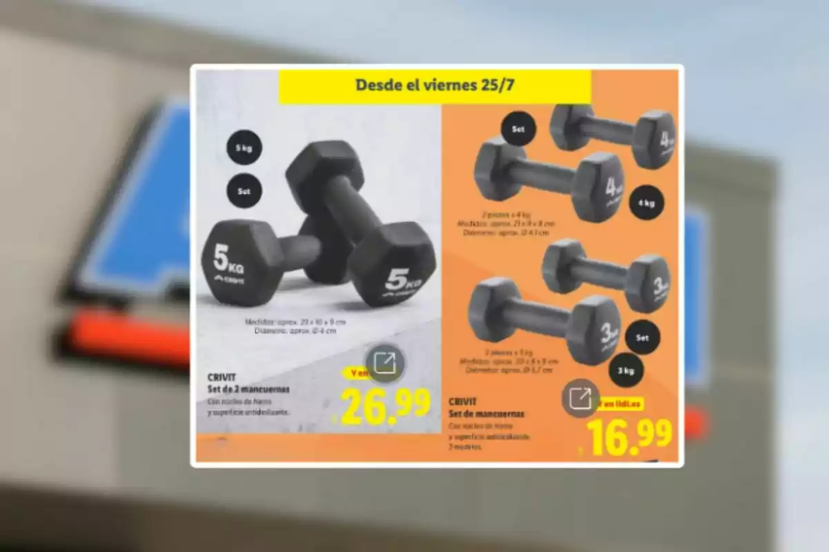 Publicidad de un set de mancuernas de diferentes pesos y precios en una tienda con fondo desenfocado Publicidad de un set de mancuernas de diferentes pesos y precios en una tienda con fondo desenfocado