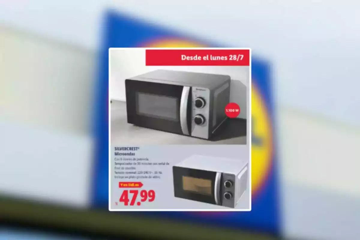 Publicidad de un microondas plateado de la marca Silvercrest con dos perillas frontales, disponible en Lidl a partir del lunes 28 de julio por 47,99 euros Publicidad de un microondas plateado de la marca Silvercrest con dos perillas frontales, disponible en Lidl a partir del lunes 28 de julio por 47,99 euros