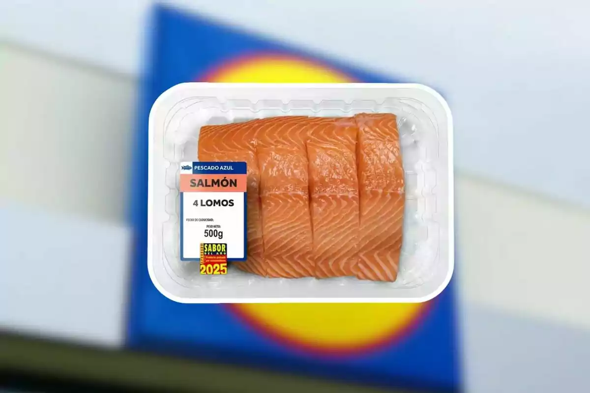 Bandeja de salmón con cuatro lomos frescos envasados y etiqueta de 500 gramos frente a un fondo desenfocado de supermercado Bandeja de salmón con cuatro lomos frescos envasados y etiqueta de 500 gramos frente a un fondo desenfocado de supermercado