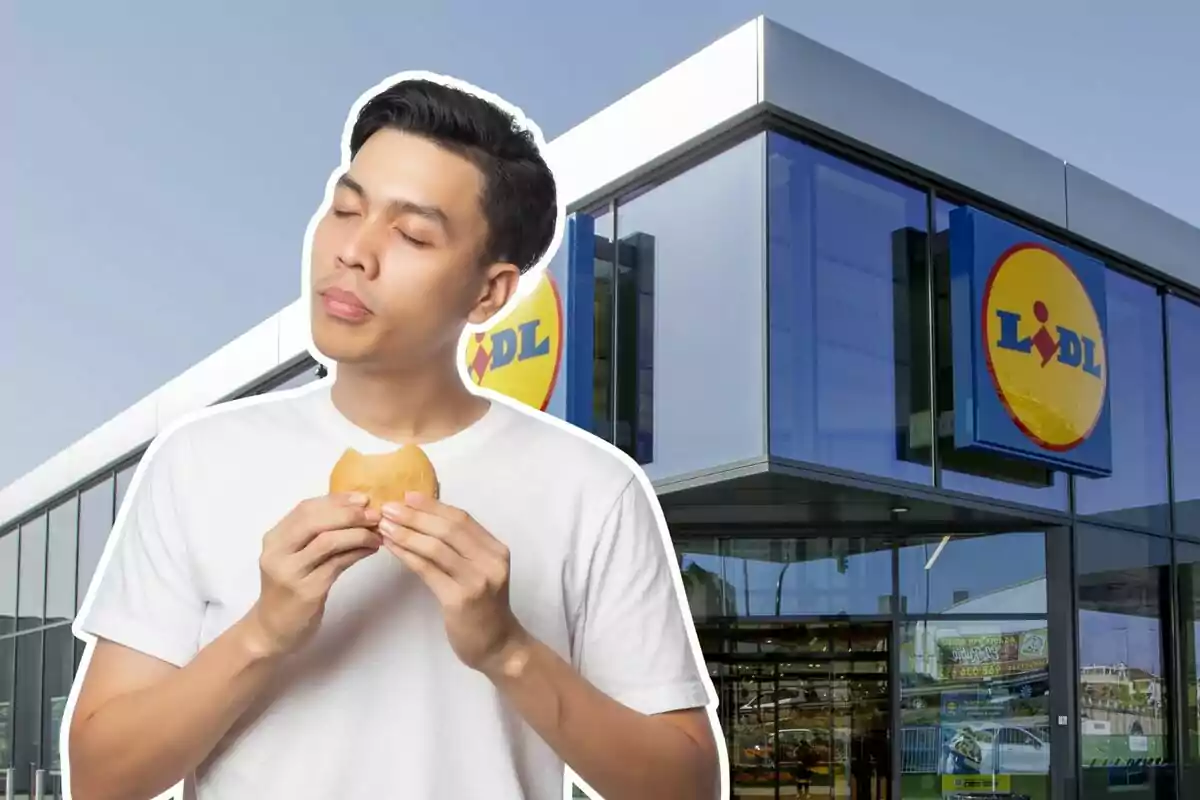 Home gaudint d’una hamburguesa davant d’una botiga Lidl