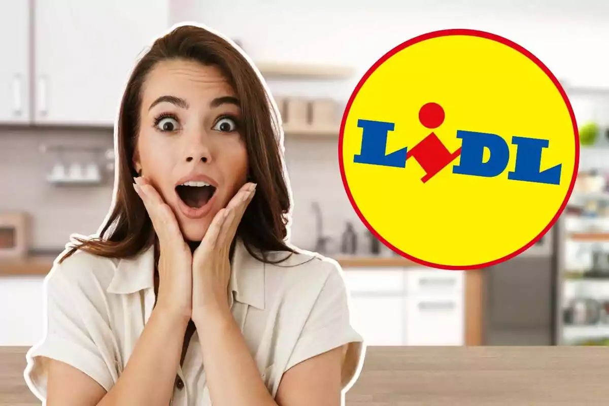 Dona amb expressió de sorpresa al costat del logotip de Lidl en una cuina moderna