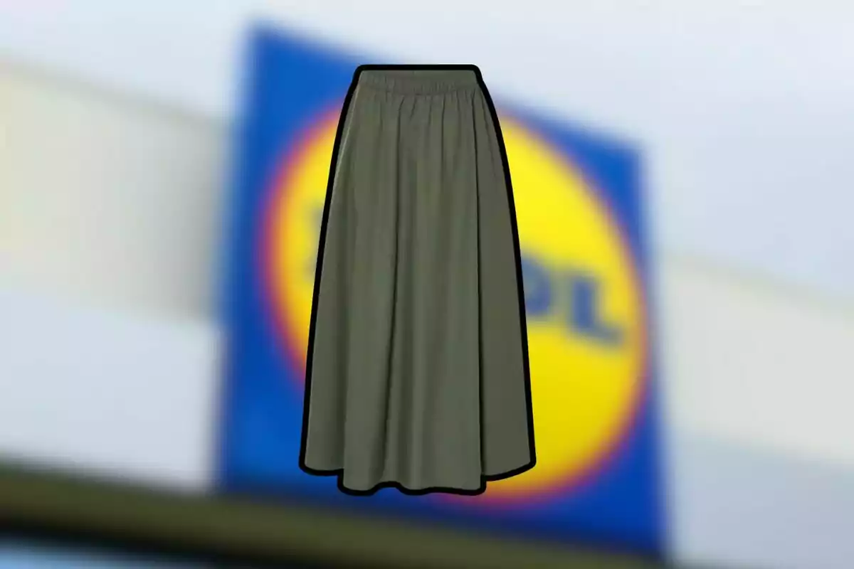 Faldilla llarga de color verd oliva sobre un fons desenfocat d’una botiga amb logotip blau i groc Faldilla llarga de color verd oliva sobre un fons desenfocat d’una botiga amb logotip blau i groc