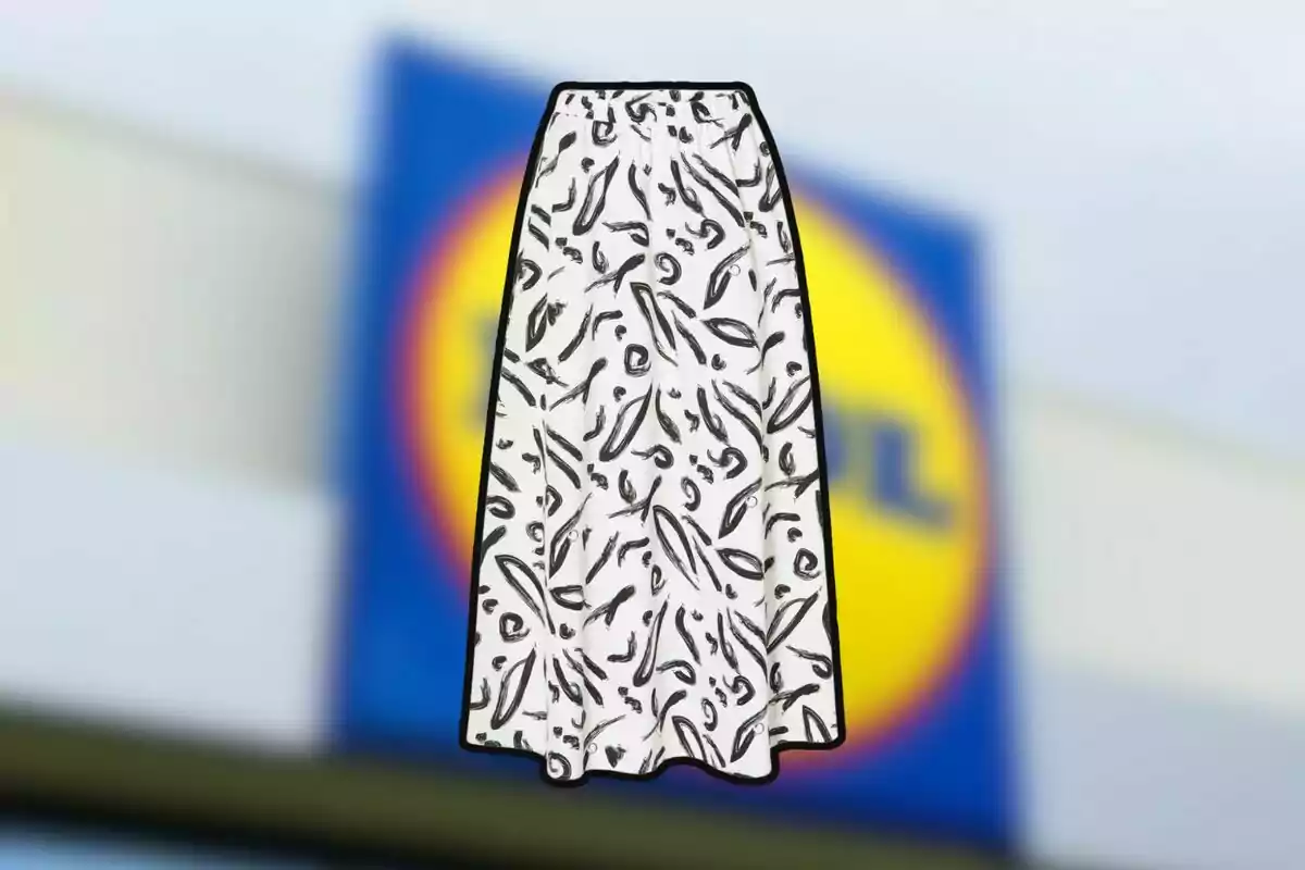 Faldilla blanca amb estampat negre sobre un fons desenfocat d’un rètol de supermercat. Faldilla blanca amb estampat negre sobre un fons desenfocat d’un rètol de supermercat.